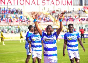 Samuel Ssenyonjo (in the middle)