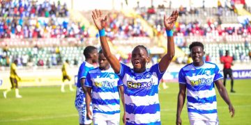 Samuel Ssenyonjo (in the middle)