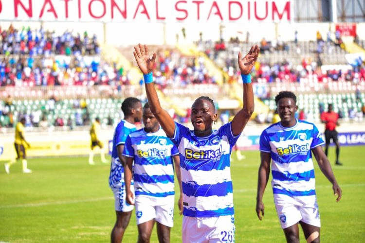 Samuel Ssenyonjo (in the middle)