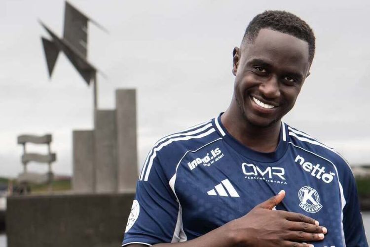 Elvis Bwomono